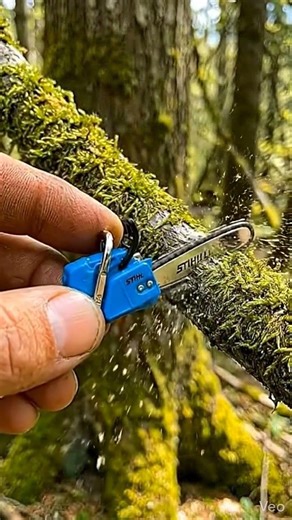 Pequeña motosierra STIHL que realmente corta!😱 #microtools #woodworking #wood