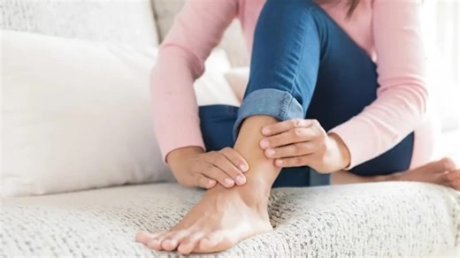 This simple 2-second test can detect heart failure at home! ❤️ Doctors are amazed by its accuracy and simplicity 👩‍⚕️ No expensive equipment needed, just your own body 💪 Could save thousands of lives with early detection 🚨 Check the first comment to learn the test! ⬇️ | Life Is Weird
