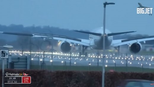 Hebat jurutebang Malaysia Airlines 👏 Melalui siaran di Big Jet TV, pengulasnya memuji juruterbang berjaya mendaratkan pesawat walaupun menghadapi tiupan angin kencang akibat ribut Darragh. Kredit: Big Jet TV #sharERA Kredit @mstaronlineofficial | ERA (Malaysia)