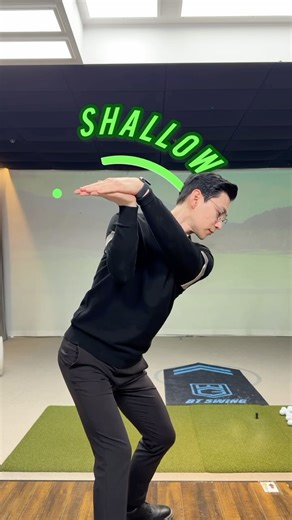 김현우 프로 on Instagram: "💊 Lesson Summary 💊 인사이드 스윙, 만들기 어렵죠? 하지만 결국 이 동작은 슬라이스를 방지하기 위한 핵심입니다. 집에서 하루 10분씩만 손바닥을 합장하고 손끝을 뒤로 돌려 다운스윙을 연습해 보세요. 꾸준히 하면 강력한 파워와 정확한 비거리를 만들 수 있습니다. Inside swing — not so easy, right? But it’s the key move to prevent slices. Practice at home for just 10 minutes a day: join your palms and rotate your fingertips backward during the downswing. You’ll build power and accuracy naturally over time. 內旋揮桿是不是很難？ 其實這個動作正是防止右曲球的關鍵。 每天只需在家練習10分鐘， 雙手合掌、手指向後轉動