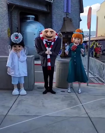 We give #Gru the Moon!!! 🌕 She loved it. 🥺🖤 #UniversalStudios #UniversalOrlando #DespicableMe 📹 Suzdariffe David 👈👈 | Disney World Packages -Orlando Florida