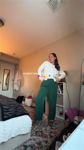 Love this little life of fun outfits 🩷🌷🌟 can you tell I love pink & stripes? #ootd #weekofoutfits #studentteaching