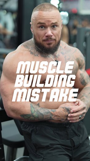 If I could turn the clocks back 10 years, this is what I would change🤔⏰ More training = more muscle ❌ In fact, the opposite is often true. Overtraining is real, and it can seriously stall your progress. I LOVE training (obviously 😅). If I could, I’d be in the gym twice a day, every day. But the reality is this, recovery is just as important as training if you want to grow as fast as possible. Back in the day, I used to lift 8 times a week. I thought it was the grind that would get me ahead… bu