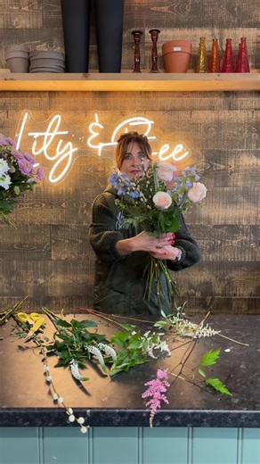 Confidence is one of the biggest barriers I see when people want to start floristry So many people have been on a course, loved it… and then go home thinking “I still don’t feel confident enough to do it on my own.” That’s exactly why online lessons are so helpful 💻💐 You can pause, rewind, rewatch and refer back whenever you need — so you’re never “stuck” or relying on memory. If you’re ready to learn at your own pace, my online tutorials are always there for you #floristtips #flowerschool #le