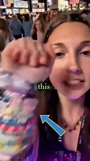 One Swiftie collected 284 bracelets at the Eras Tour 🥹✨ Taylor noticed her | #TaylorSwift