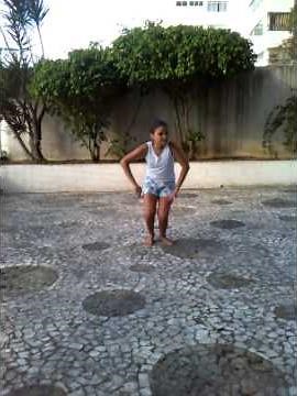 Mini anitta dançando na batida