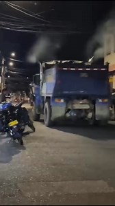 30K views · 325 reactions | #BUGA #ATENCIÓN El conductor de esta volqueta arrastro una motocicleta por varias cuadras ( Desde la carrera 8 con calle 13 hasta la calle 14 con carrera 6 ) al momento se desconoce lo que ocasiono la situación Noticia en desarrollo | Los Ojos de Buga | Facebook