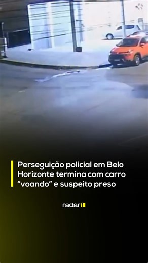 RADAR1 on Instagram: "#BeloHorizonte #PolíciaMilitar | 🚨 Imagens de câmeras de segurança registraram o momento em que um Fiat Argo cinza e uma viatura da Polícia Militar passam em alta velocidade por um desnível e chegam a “voar” no bairro Cardoso, em Belo Horizonte (MG), no domingo (28). A cena ocorreu durante uma perseguição policial, que terminou com a prisão de um dos suspeitos. Segundo a Polícia Militar, os agentes receberam uma denúncia de furto de um Fiat Argo branco na região. O veículo