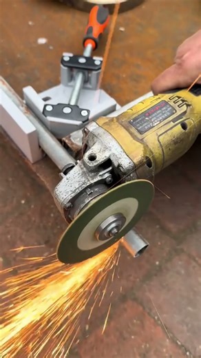 Practical right angle fixing auxiliary bracket