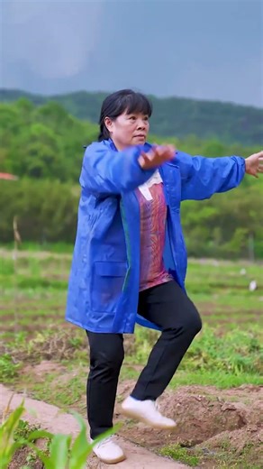 The mother used a strange dance to find her runaway son.#funny #guige #movie #comedy