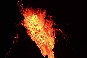 #Kilauea2021: This video, taken on January 11, shows activity at the western vent, within Halema'uma'u crater. Low fountaining from the vent was supplying lava to an open channel that poured into the lava lake. USGS video taken January 11, 2021 by M. Patrick. #USGS #HawaiianVolcanoObservatory #HVO #Kilauea2021 #KilaueaErupts #Halemaumau #lava #LavaLake | USGS Volcanoes