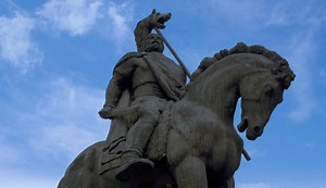 Falx Dacica, temuta armă a dacilor care i-a determinat pe romani să îşi dubleze armura. Putea străpunge coiful, ajungând în craniu