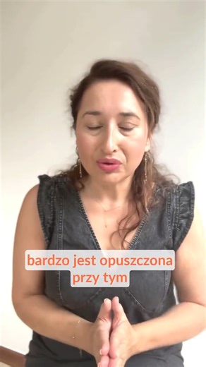 Powrót do ciała, powrót do siebie... Z różnych powodów odłączamy się od ciała. W różnych momentach mamy też szansę odczuć tą niepokojącą tęsknotę za nim. Przed nami praktyka, która pozwala na przywracanie kontaktu. Ze sobą. Ze swoim domem. Z bazą. Pierwsze ćwiczenie pozwala nam NAMACALNIE odczuć i obrysować kontur naszego ciała. Scalić je na nowo doświadczając jego ciągłości. Oznaczyć miejsca porzucone i znieczulone, by z czasem je również objąć. Druga praktyka ma luzować obręcz napięciową taśmy