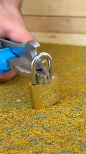 Here's how to open a padlock #skills #hack #lifehack #diy | Solin Tips