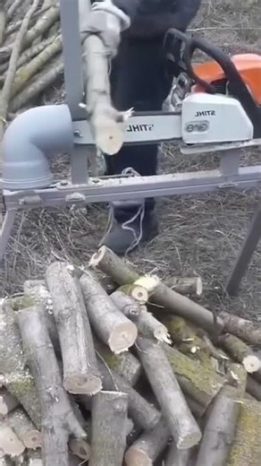 cutting the branches of the tree that are cut by cutting them and leaving the pipe that is used for