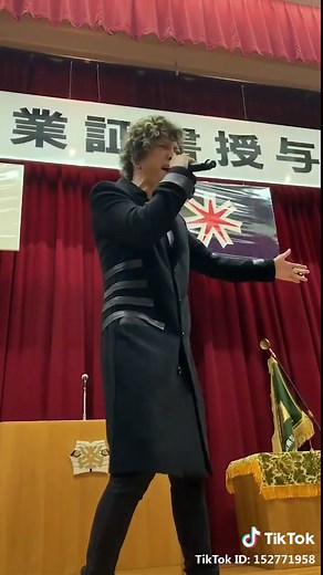 ガクトさんが卒業式でサプライズライブを披露！