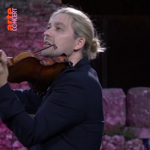 🎻El popular violinista David Garrett dio un concierto inolvidable en el antiguo teatro de Taormina, en Sicilia. ¡Puedes verlo aquí! 👉 https://shorturl.at/crsPT | Arte