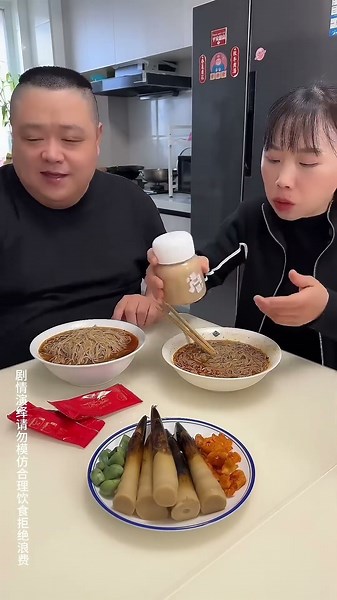 Ông chồng ngốc nghếch của tôi đã lừa tôi và lén ăn một cây xúc xích.