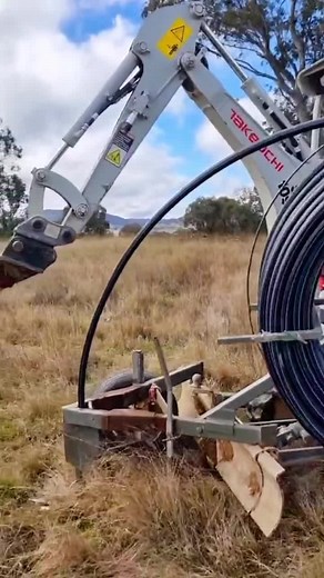 TAKEUCHI Excavator Cable Handling in Grassy Field