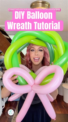 How to Make a Balloon Wreath for DIY Holiday Decor #crafttutorial