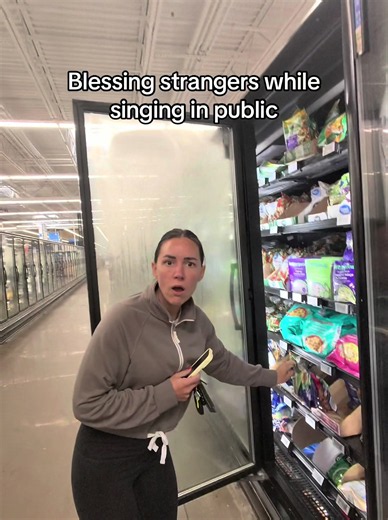 I may have jump scared her a bit #singer #singing #coversong #publicreaction #blowthisup