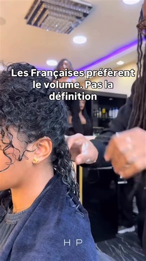 HARLEY | EXPERT COLORISTE PARIS | COIFFEUR STUDIO | CURLY HAIR on Instagram: "Avec mon expérience, je vois que les Françaises préfèrent le volume. Et toi, dis-moi en commentaire ce que tu préfères : volume ou définition ? #curly #cheveuxbouclés #hairtransformation"