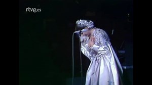 Es el 4 de diciembre de 1985 y el público del Teatro Lope de Vega de Madrid se pone en pie, vuelve a los escenarios Isabel Pantoja. Se cumplen 40 años del concierto más emotivo de la tonadillera. rtve.es/v/2775954 | La 1 de TVE