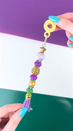 Go all out on your drinkware this Mardi Gras! Try out this fun straw charm design! ✂️ Materials - • Straw Charm Base - Yellow • Star String Bead - Gold • Acrylic Round String Disco Bling Beads - Purple • Bead Spacer Disc - Green • Silicone Bead Abacus Disc - Dark Purple • Acrylic Round String Bubblegum Bling Beads - Gold • Silicone Bead Round - Metallic Gold • Silicone Bead Round - Christmas Green • Nylon Thread • Bead Loop Turner Hook With Latch 🛒 Shop project materials at mastermakercrafts.co