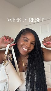 New week, fresh start. Literally. @lifewithkeerose knows a good reset routine includes our seasonal produce sourced from local farmers 🍑🍒🚜 | Food 4 Less