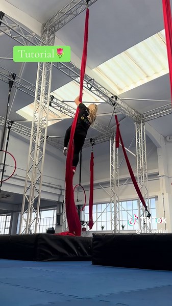 One of my faveeee split shapes💚 #aerial #aerialist #aerialistsoftiktok #aerialsilks #aerialsilkstricks #lilsaerial