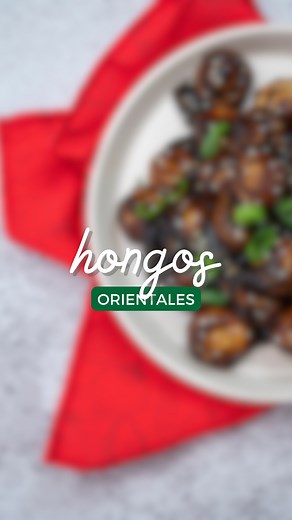 Los hongos agridulces de la Chef Mariana se pueden comer como boquita o como acompañamiento. De cualquier forma serán un cambio muy inesperado en nuestros platos. ¡Que los disfruten! Ingredientes : 500g de champiñones Richly, escurridos 5 dientes de ajo 2 cucharadas de salsa de soya Richly 1.5 cucharadas de vinagre Richly 1.5 cucharadas de salsa de tomate Richly 1 cucharada de azúcar Pizca de pimienta ¼ de taza de agua 1 cucharada de fécula de maíz Cebollinos y ajonjolí para decorar Instruccione