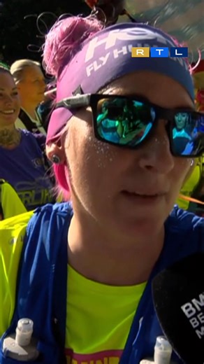 Miriam Stump ist zweifache Mutter, sportlich – und eine echte Kämpferin. Im Herbst 2023 bekommt sie die Diagnose Brustkrebs, der Krebs hat schon in die Lymphknoten und die Lungenflügel gestreut. Miriams rechte Brust wird entfernt, sie bekommt eine Chemotherapie. Doch die 44-Jährige gibt nicht auf: Sie läuft – und nimmt in diesem Jahr bereits an ihrem dritten Berlin Marathon teil. Ihr großes Ziel: krebsfrei durch das Brandenburger Tor laufen. Jetzt könnt ihr live dabei sein: Der BMW Berlin Marath