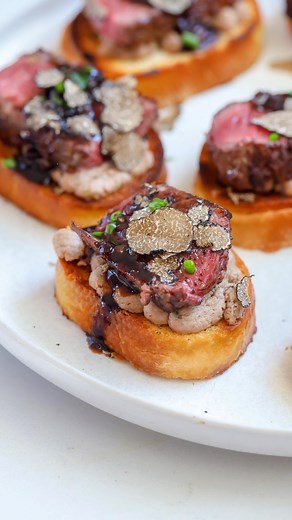 Filet Rossini Crostini…all the elements of it but in appetizer form…well sort of all the elements, I used pâté instead of foie gras and made a red wine demi glace reduction instead of the traditional madeira one 🫶🏻❤️. Tips: if you don’t have demi glace, you can sub for beef stock/broth that has been reduced quite a bit. You can always just finish it off with a pat of butter to mimic the richness of the demi. If you don’t have truffle you can do truffle salt. Adding mayo to the filet isn’t a mu