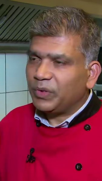 Am letzten Tag in Bremen besuchen die Gastronomen Sri P. (52) in seinem "Bombay Restaurant". Hier bietet er traditionelle indische Gerichte an. Sri ist von seinen Kochkünsten überzeugt und rechnet mit vielen Punkten. Aber kann er mit seinem Konzept auch die Mitstreiter überzeugen?😁#MeinLokalDeinLokal 😁📺„Mein Lokal, dein Lokal“ – Montag bis Freitag, um 17:55 Uhr bei Kabel Eins oder streamen auf Joyn. | Mein Lokal, Dein Lokal