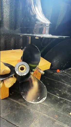 Simple prop swap on a 6hp Suzuki outboard #microskiff