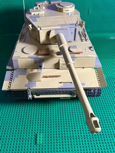 Phải mất 8000 viên gạch để lắp ráp con quái vật xe tank nặng 6 kg này. Các chi tiết thật đáng kinh ngạc. Phải tăng tốc độ phim lên một chút... ban đầu phim dài 4,5 phút với 0,1 giây cho mỗi hình ảnh. Thật buồn khi một viên gạch bị hỏng và một viên bị mất (bạn có thể thấy nó ở bên trong tháp pháo nơi nó nổi bật vì nó không có màu trắng như người ta vẫn nghĩ). #cobi #ww2 #ww2history #lego #legomilitary #military #build #legobuild #laprap #minifigure #tank #bio #dochoi #tigertank #tiger #afol #fyp 