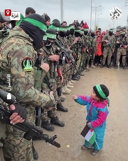 حاملة علم فلسطين.. طفلة غزية تحيي مقاتلي كتائب القسام
