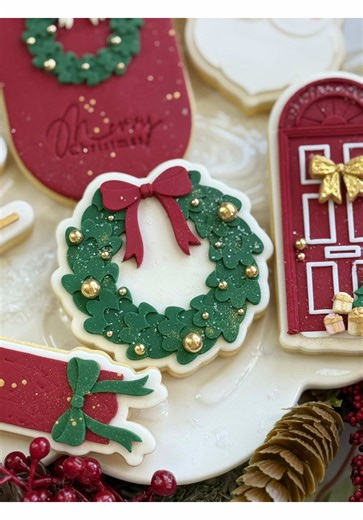 Watch the wreath come together 👀🎄 Featured Products: Wreath - Cookie Stamp and Cutter Signature Fondant Scrapers Mini Fondant Detail Scrapers – Set of 3 Decorated by the Talented Ator @Doughvinecookies #fondant #cookiedecorating #satisfying