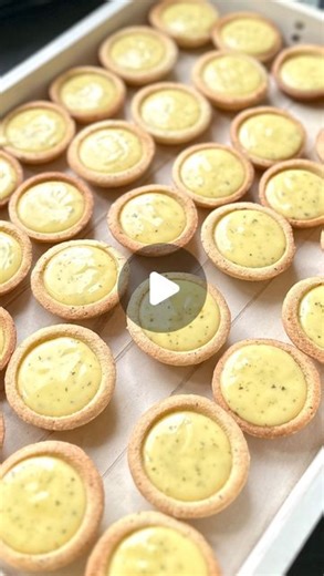 Laetitia on Instagram: "Tartelettes citron vert et basilic !!! 🍋🍋‍🟩🌿 Ce duo dont je ne me lasse pas ! En version individuelle pour le côté pratique pendant notre soirée de fin d’année entre collègues ce soir. 🤗 Pour 40 minis tartelettes environ de 5 cm de diamètre. ✔️ PÂTE SUCRÉE PAR SABLAGE Une recette de Aurélien Cohen. 240g beurre 180g sucre glace 60g poudre amande @koro_fr 500g farine T55 4g sel 120g œuf 1) Avec la feuille : 2) Tout mélanger sauf l’œuf. 3) Ajouter l’œuf et mélanger jusq