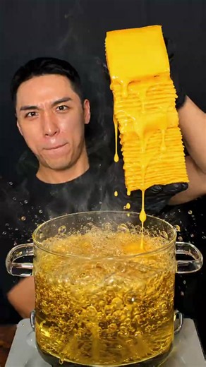 GIANT Cheddar Cheese vs Boiling Oil 🧀🔥 How long is TOO long? 🧀🔥 I fried cheese from 1 second to 100 seconds… and the last one was insane. 😳 👇 Which one would you eat? #shorts #mukbang #cheese #buldak #asmr