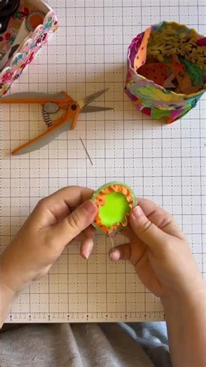 How to sew a fabric yo-yo with a Clover Yo-Yo Maker