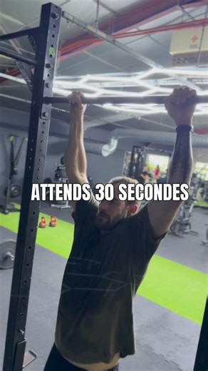 Coach Flo on Instagram: "T’as raté ton dos cette semaine ? Garde ce circuit sous la main. Un circuit rapide, efficace et puissant pour travailler tout le dos sans perdre de temps. Idéal quand ta semaine est chargée mais que tu refuses de zapper l’entraînement. À enchaîner sans récupération 3 tours minimum, jusqu’à 6 tours max Le circuit : Tractions : 10 à 15 répétitions selon ton niveau Rowing kettlebell unilatéral : 10 répétitions par côté, charge adaptée Tirage barre à un bras : 10 répétitions