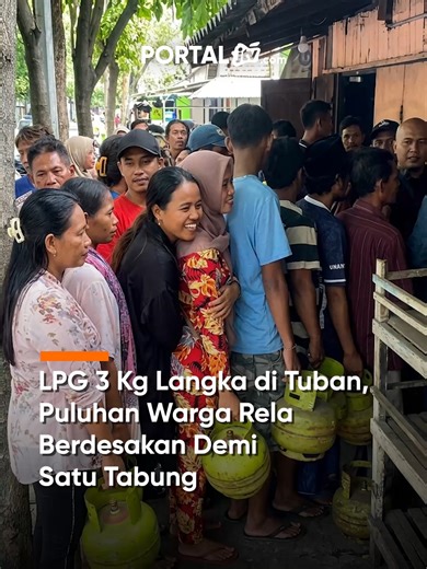 LPG 3 Kg Langka di Tuban, Puluhan Warga Rela Berdesakan Demi Satu Tabung Kelangkaan gas elpiji melon di Kabupaten Tuban kian memprihatinkan. Pada Sabtu (4/4) pagi, puluhan warga di Kelurahan Karangsari terpantau mengantre dan saling berdesakan di pangkalan demi mendapatkan satu tabung gas subsidi. Banyak ibu rumah tangga dan pelaku usaha mikro yang mengaku sudah kesulitan mendapatkan stok selama sepekan terakhir. #tuban #infotuban #lpglangka #jtvrek #portaljtvcom