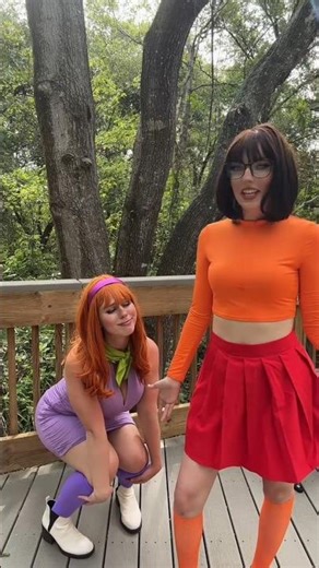 Velma by Duhbuffaloo_ and Daphne by Destinysnipezz | ‪@cosplaywifu‬ | #velmacosplay #daphnecosplay
