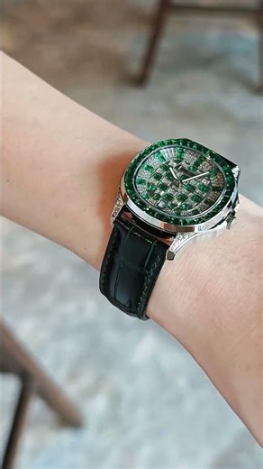 The OBLVLO FM-DSL 40mm watch features a striking green zircon/moissanite crystal-decorated dial.