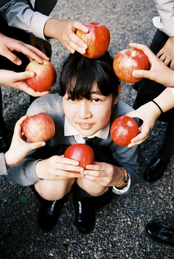 Photographing Japanese Schoolgirls, Without the Stereotypes