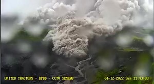 20K views · 1.1K reactions | Emergencia en Indonesia ⚠El #volcán Monte #Semeru ha entrado en erupción, liberando flujo piroclástico y ríos de lava en Lumajang, Java Oriental Cientos de familias están siendo evacuadas. Fuente: VolcanoDiscovery. | Boletín Del Tiempo | Facebook