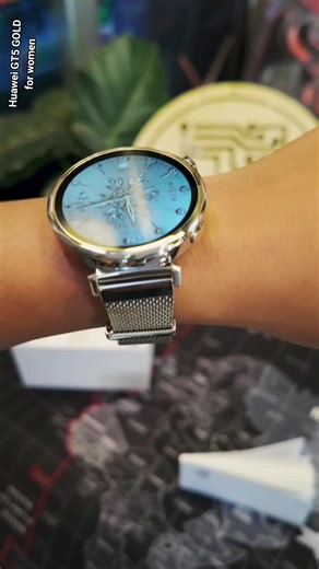 Huawei GT5 GOLD Smartwatch for Women: Elegant and Functional