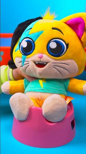 Lampo también sabe que para vivir grandes aventuras, ¡hay que descansar bien! #shorts | 44 Gatos