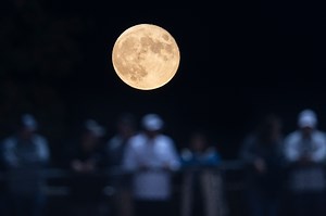 Tonight’s Full Harvest Supermoon has 3 special features, timing to see it is excellent